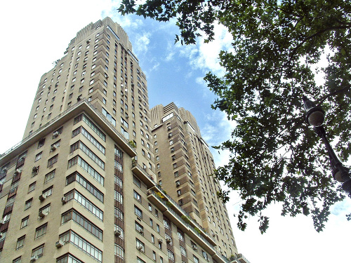 V roku 1999 kúpil tri spojené byty v 32-poschodovej budove Century na okraji Central Parku. 