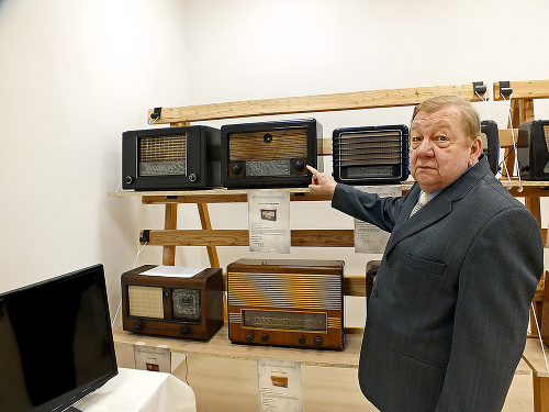 Peter Vall (64) ukazuje na dva najstaršie rádioprijímače vľavo hore. Prvý je z roku 1920, druhý z rokov 1947 – 1948.