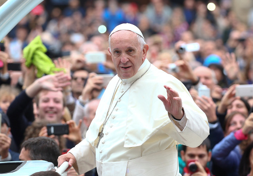 Pápež si dal rovnaký žltý náramok, aký nosia žiadatelia o azyl v Taliansku. 