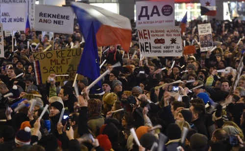 Za odstúpenie Ondráčka protestovali tisícky ľudí.