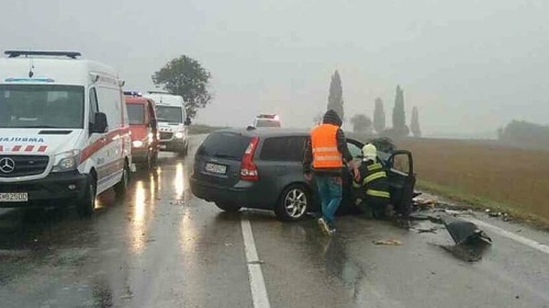 Október 2017 - Na ceste medzi Šoporňou a Šintavou sa zrazili dve autá - jeden mŕtvy.