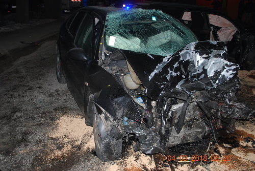 Prio zrážke dvoch osobných áut v meste na hornej Orave sa zranilo sedem ľudí. Jeden zo šoférov bol opitý. 
