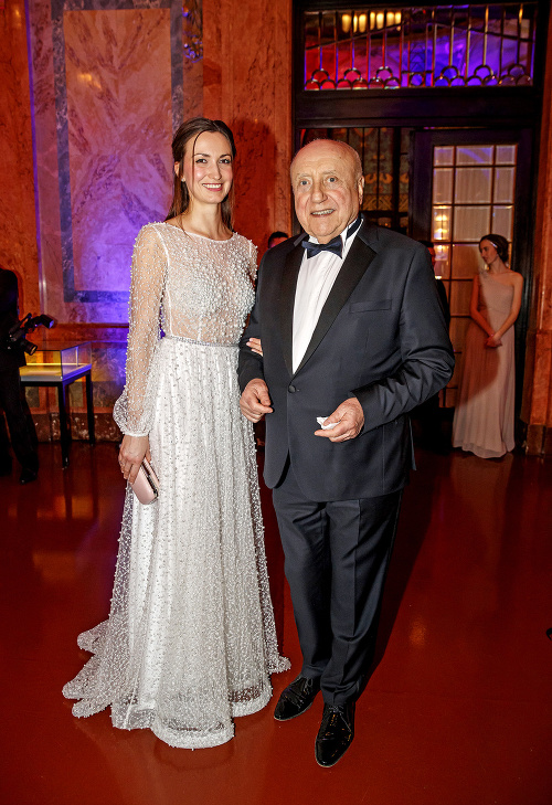 Stále ženatý Félix Slováček (74) priviedol svoju omnoho mladšiu priateľku Lucie Gelemovú (34).