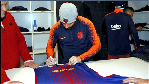 Darček pre hrdinu: Dojatý Messi podpisuje svoj dres.