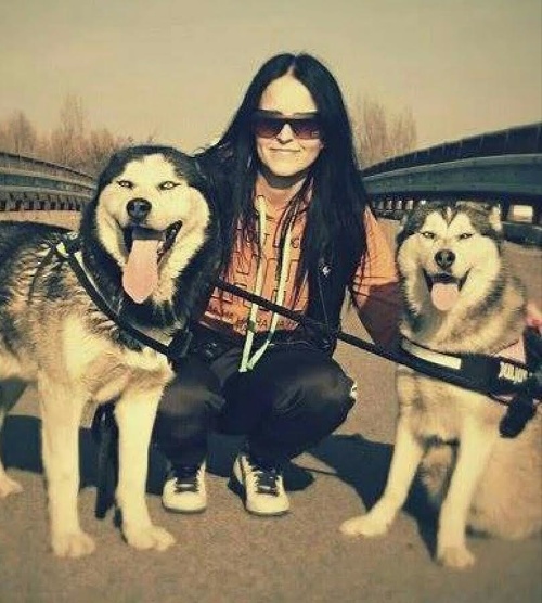 Chovateľka Zuzana so svojimi psíkmi. Naľavo je Saimon.
