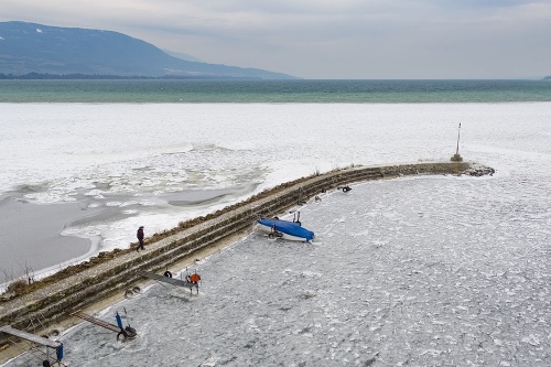 Vo Švajčiarsku zamrzlo aj jazero Neuchatel.