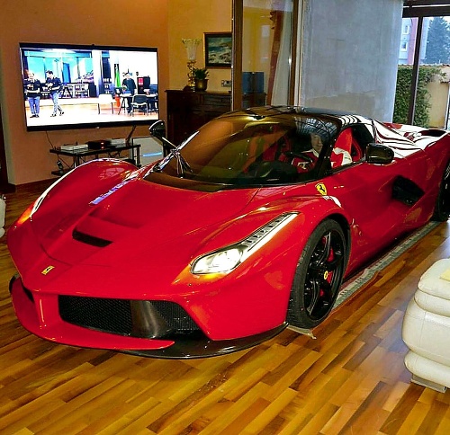 V garáži má autá Ferrari za 4 milióny.