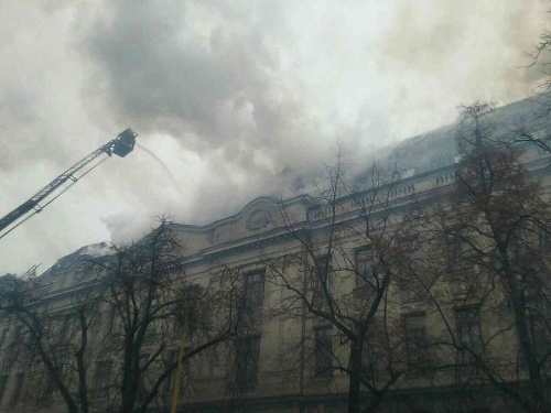 Dve desiatky hasičov momentálne zasahujú pri požiari strechy Daňového úradu v Košiciach. 