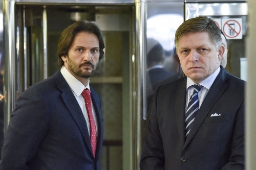 Minister vnútra Robert Kaliňák (vľavo) a premiér Robert Fico