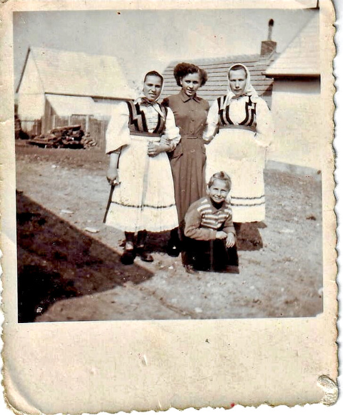 Minulosť: Pani Uhlárová (vľavo) mala pätnásť, keď sa museli vysťahovať.