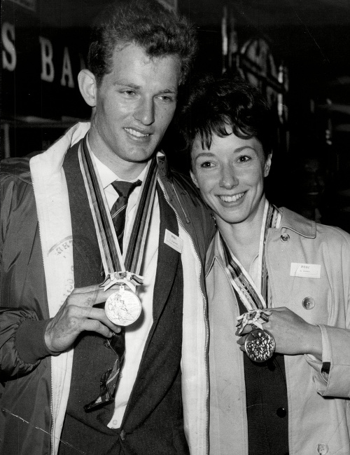 Robbie Brightwell a Ann Packer ešte ako snúbenci pózujúci so striebornou a zlatou medailou v roku 1964.