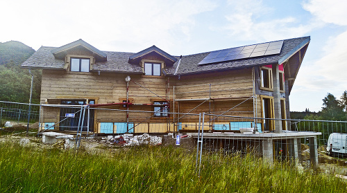Rezidenciu na 40-árovom pozemku začal stavať v roku 2015.