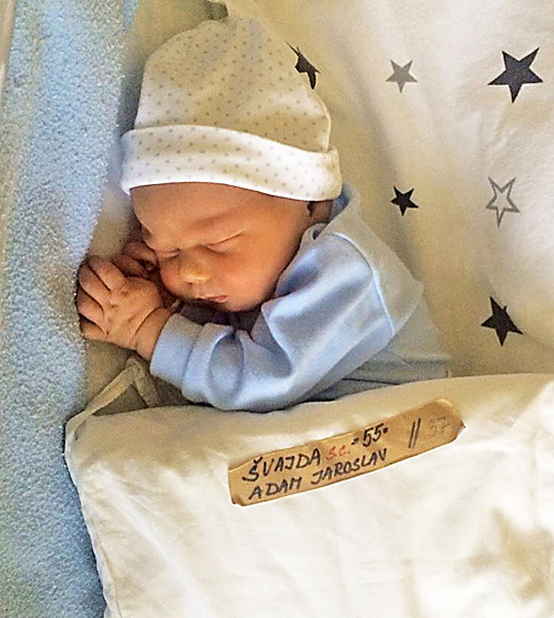 Adamko sa narodil začiatkom mája.