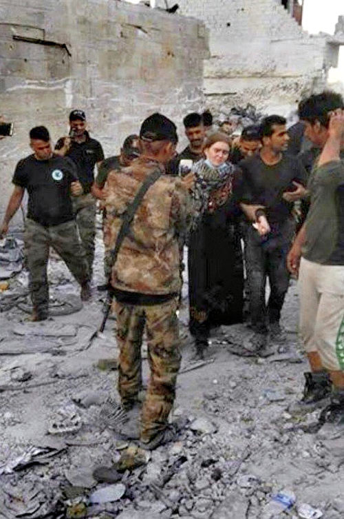 Armáda v Mosule našla dievča, ktoré by malo byť hľadanou Lindou (v strede).