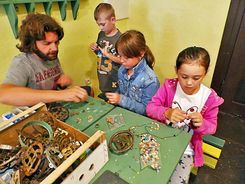 Deti sa v dieľni naučia vyrábať bábky