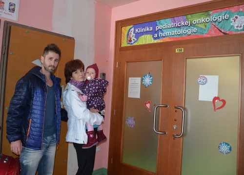 Rodičia Lenka (39) a Marián (34) pred nemocnicou v Banskej Bystrici, kde ich maličká dcérka Terezka (1,5) v nedeľu nastúpila na liečbu.