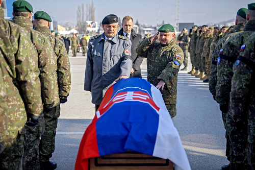 Veliteľ Daniel Draganovský (vpravo) tvrdí, že stratil priateľa a kolegu v jednej osobe.