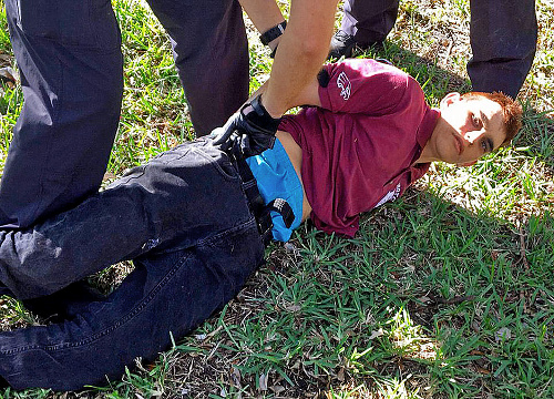 Strelca Nicolasa Cruza spacifi kovala polícia a hrozí mu trest smrti.