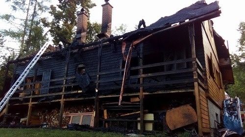 Takto vyzerala chata v Terchovej po požiari, ktorý si vlani  vyžiadal štyri životy. 