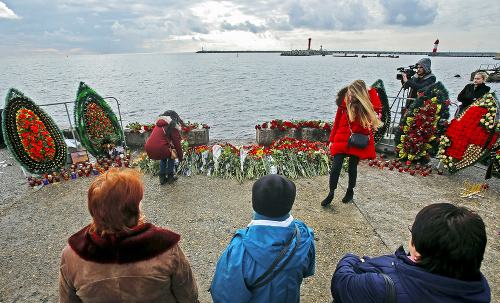 Ľudia k pobrežiu Čierneho mora nosili sviečky a kvety.