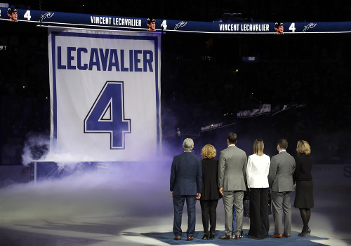 Bývalý hokejista Tampy Bay Vincent Lecavalier (tretí vľavo) so svojou rodinou počas zavesenia jeho dresu s číslom 4 pred zápasom zámorskej NHL medzi Tampou Bay a Los Angeles Kings