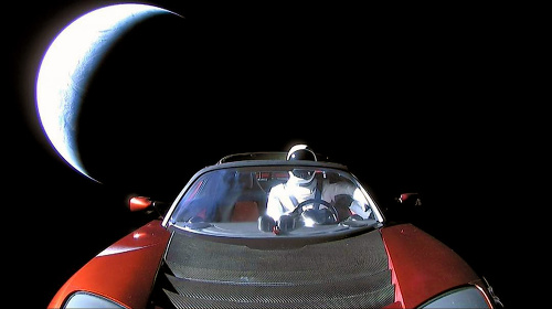 Musk zverejnil posledný záber odlietajúcej Tesly.