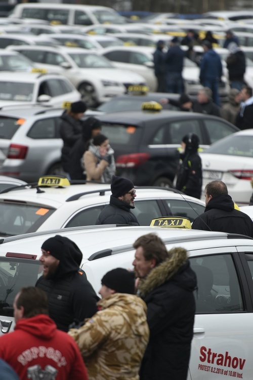 Taxikári sa začali združovať na pražskom Strahove.