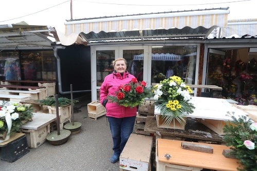 Marta (60) predáva v stánku, ktorý sa nedávno stal obeťou kvetinového fantóma.