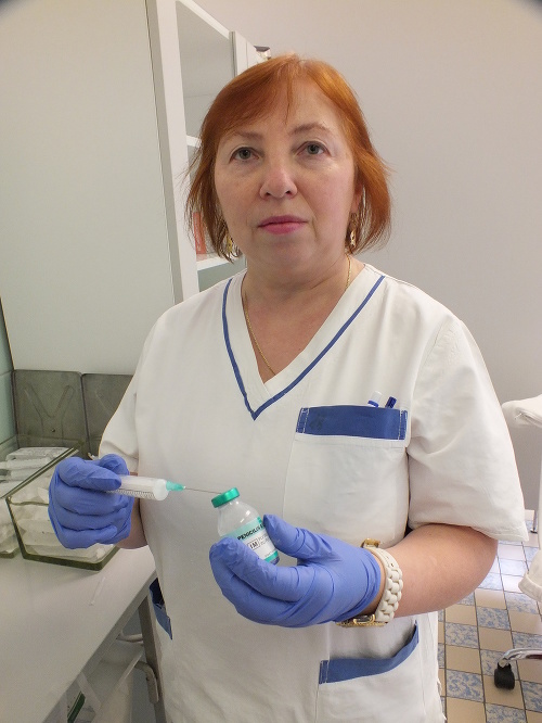 Zdravotná sestra Alžbeta Hudáková s injekciou, ktorými liečia pacientov chorých na syfilis.