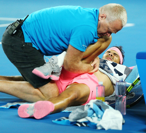 Rafael Nadal zápas skrečoval pre zranenie nohy.
