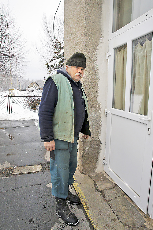 Karol Jacho (60) ukazuje vrstvu prachu na vchodových dverách.