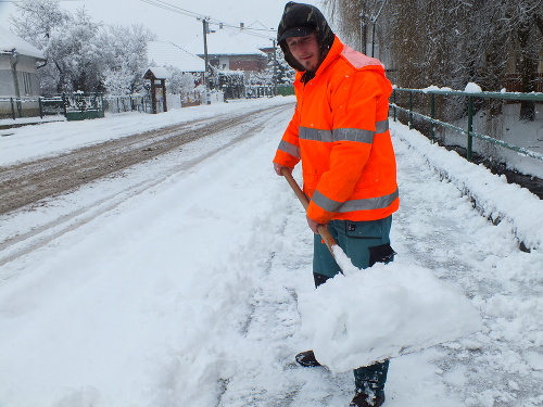 Martin (41) v Krásnohorskej Dlhej Lúke v rámci obecných prác odhrabával sneh na chodníku.