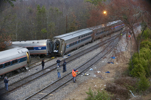 Kolízia osobného a nákladného vlaku si vyžiadala najmenej dvoch mŕtvych.