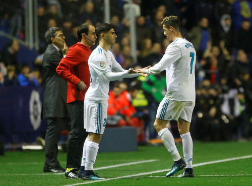 Ronaldo z ihriska odchádzal s prekvapenou grimasou na tvári.