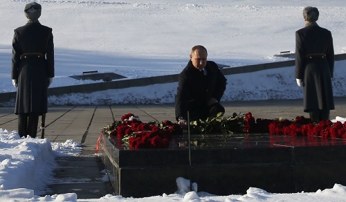 Putin položil kvety na spomienku padlých.