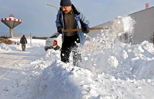 Odhrnúť sneh už nemá byť povinnosťou majiteľov domov.