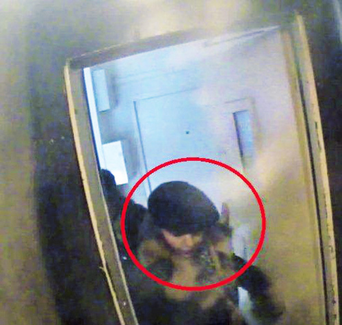 Zlodejky pri odchode z bytu dôchodkyne zachytili bezpečnostné kamery.