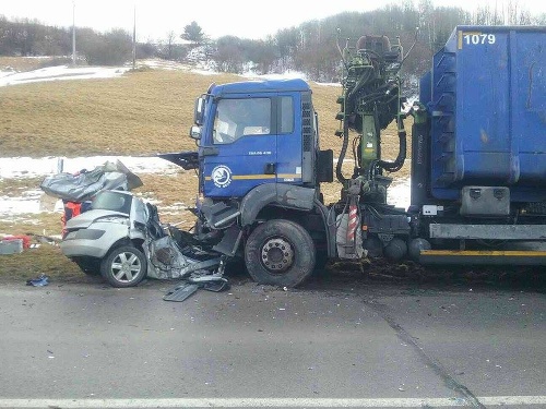 Vodička osobného auta po zrážke s nákladiakom zahynula na mieste nehody. 