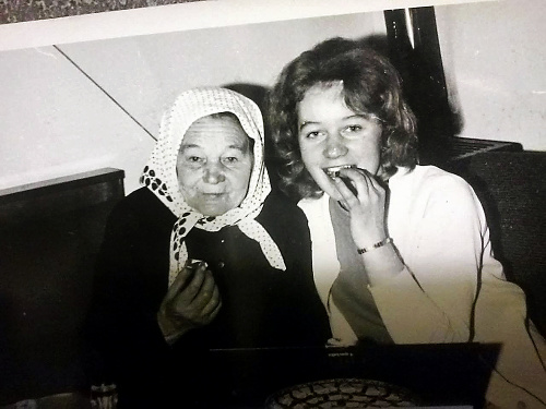 Ľubka (vpravo) s pôvodnou majiteľkou pani Máriou pri oslave svojich 17. narodenín.