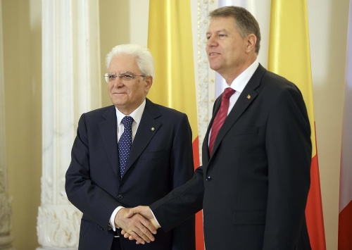 Vľavo taliansky prezident Sergio Mattarella a rumunský prezident Klaus Iohannis.
