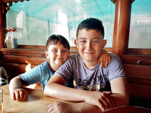Vladislav má 12 a Matvij len 7 rokov.