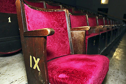 Staré sedačky z kina už majú nových majiteľov.