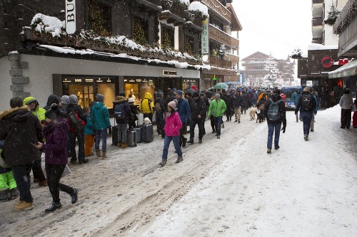 Švajčiarske lyžiarske stredisko Zermatt je vďaka prívalu snehu odrezané od sveta.