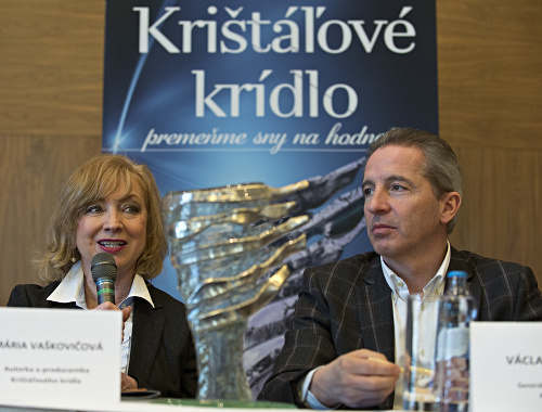 Autorka a producentka Krištálového krídla Mária Vaškovičová a Václav Mika.