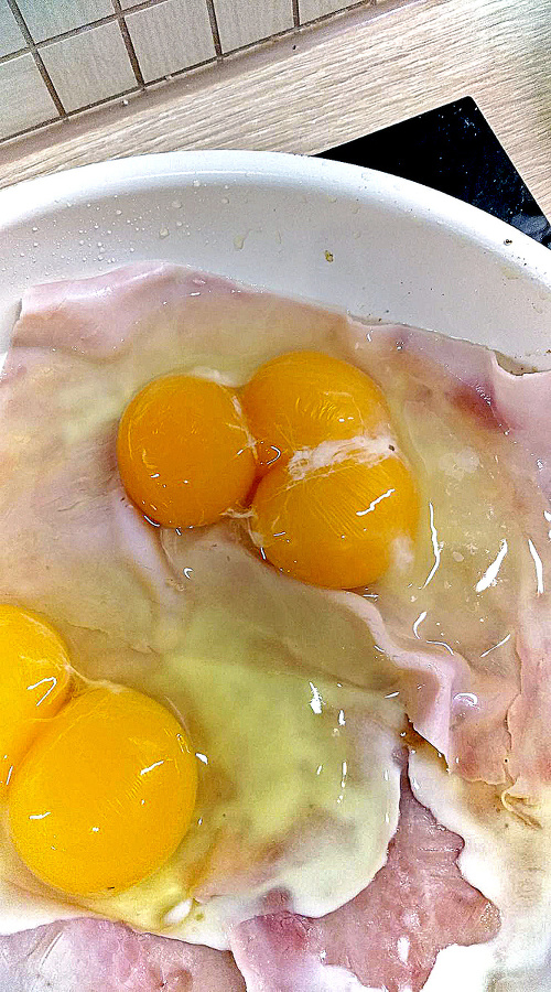 Vo vajci mala 3 žĺtky.