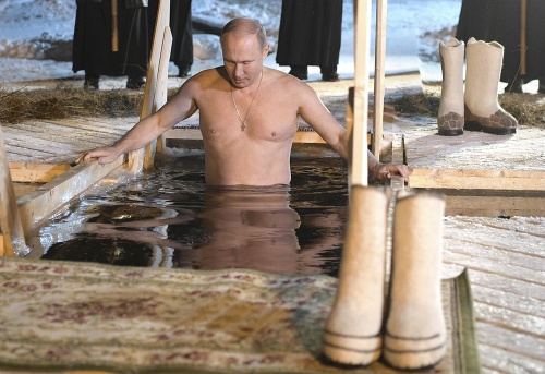 Putin otužoval v mrazivej vode.