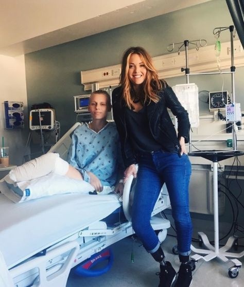 Lauren v nemocnici navštívila aj známa paralympionička Amy Purdy.