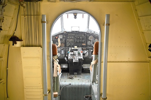 An-2 uvezie 2 pilotov a 12 pasažierov.