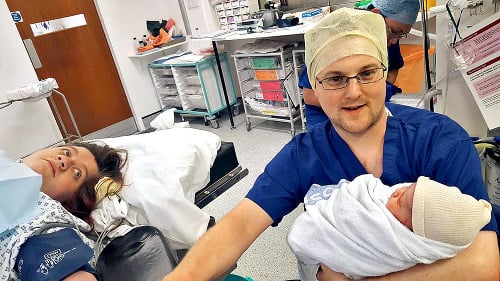 Po pôrode bábätko ledva stihli s priateľom Anthonym odfotiť a už im ho brali z rúk.