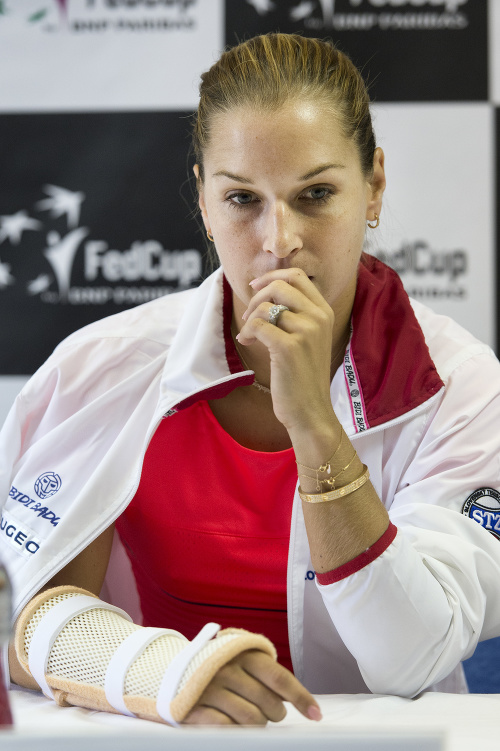 Slovenská tenistka Dominika Cibulková s dlahou na pravej ruke. Proti Holandsku bude chýbať.